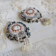 BO Angelique Marquise des Anges Haute-Couture bestickt mit Edelsteinen (Cabochons in weißem Howlite), Swarovski-Kristallen und Rocailles